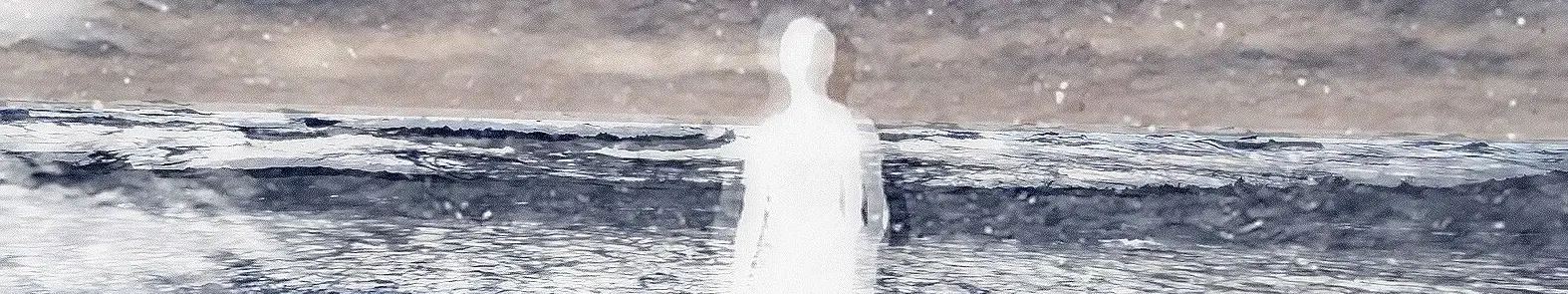 Eine Frau läuft am Strand