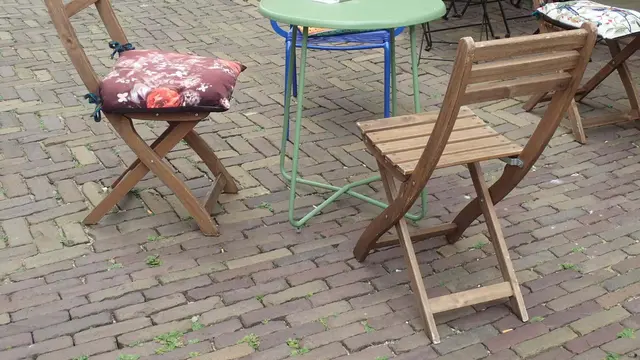 Kaffetisch mit drei Stühlen